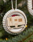 Nahansicht DIY Makramee Weihnachtsanhänger Wohnwagen