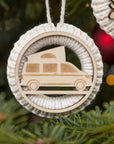 Nahansicht DIY Makramee Weihnachtsanhänger Bulli mit Aufstelldach