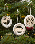 Nahansicht DIY Makramee Weihnachtsanhänger Flocke, Elche und Wohnmobil