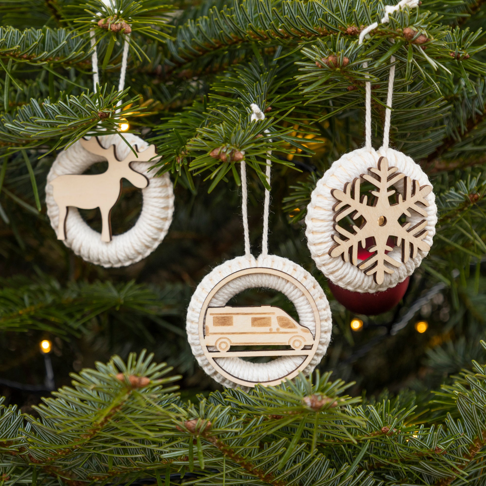 Nahansicht DIY Makramee Weihnachtsanhänger mit Elch, Flocke und Kastenwagen