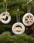 Nahansicht DIY Makramee Weihnachtsanhänger mit Elch, Flocke und Kastenwagen