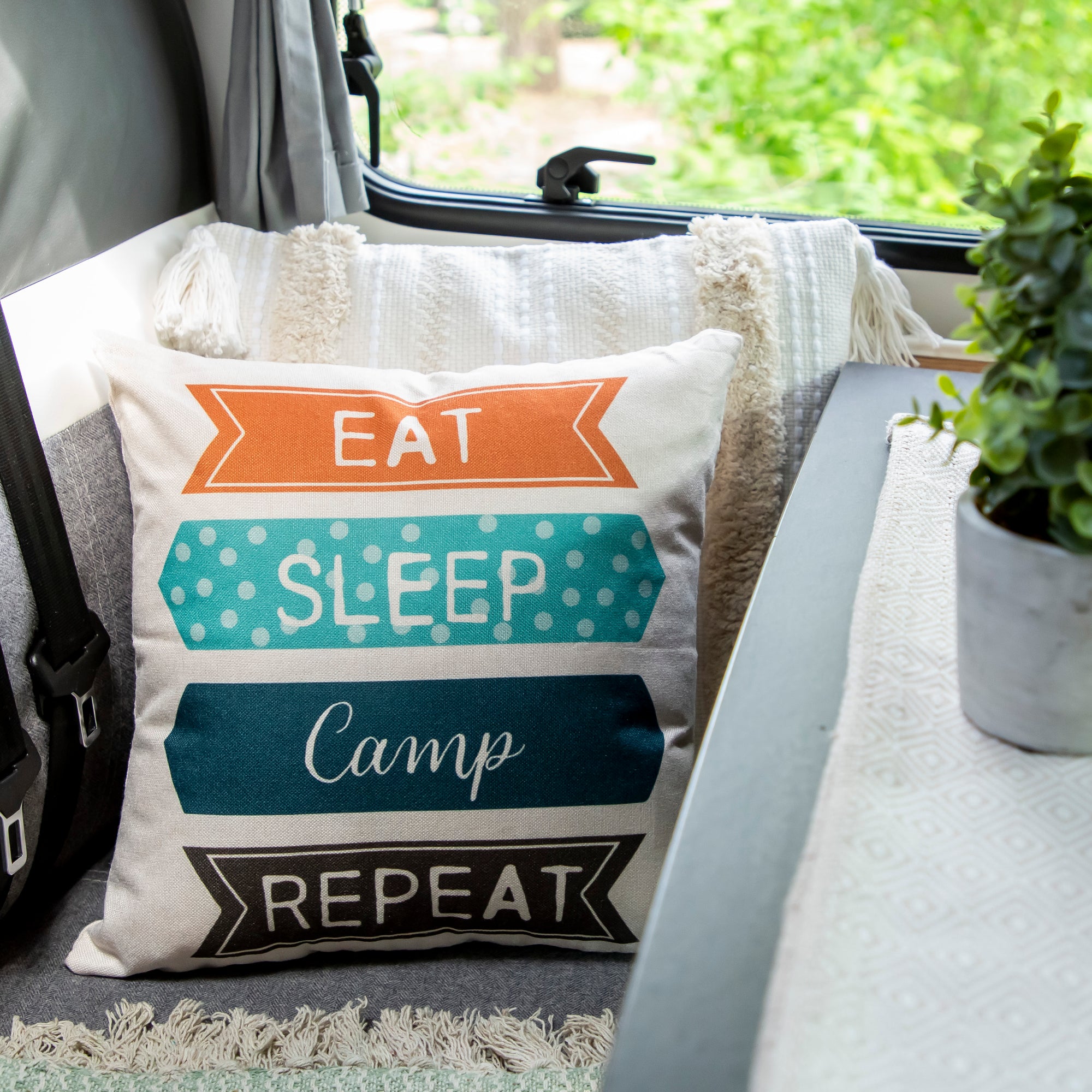 Camping Deko Kissen Eat Sleep Camp Repeat auf Sitzbank im Wohnmobil