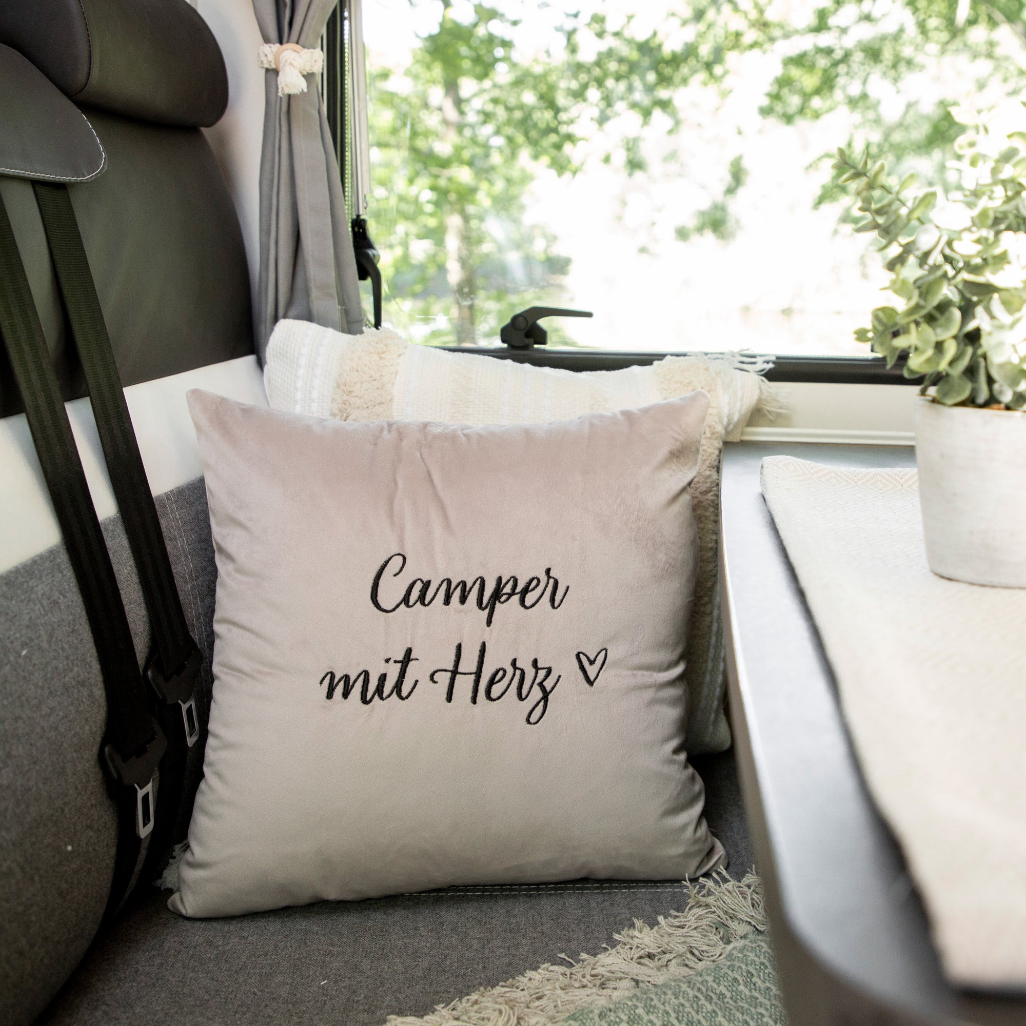 Dekokissen Camper mit Herz auf Wohnmobil Sitzbank