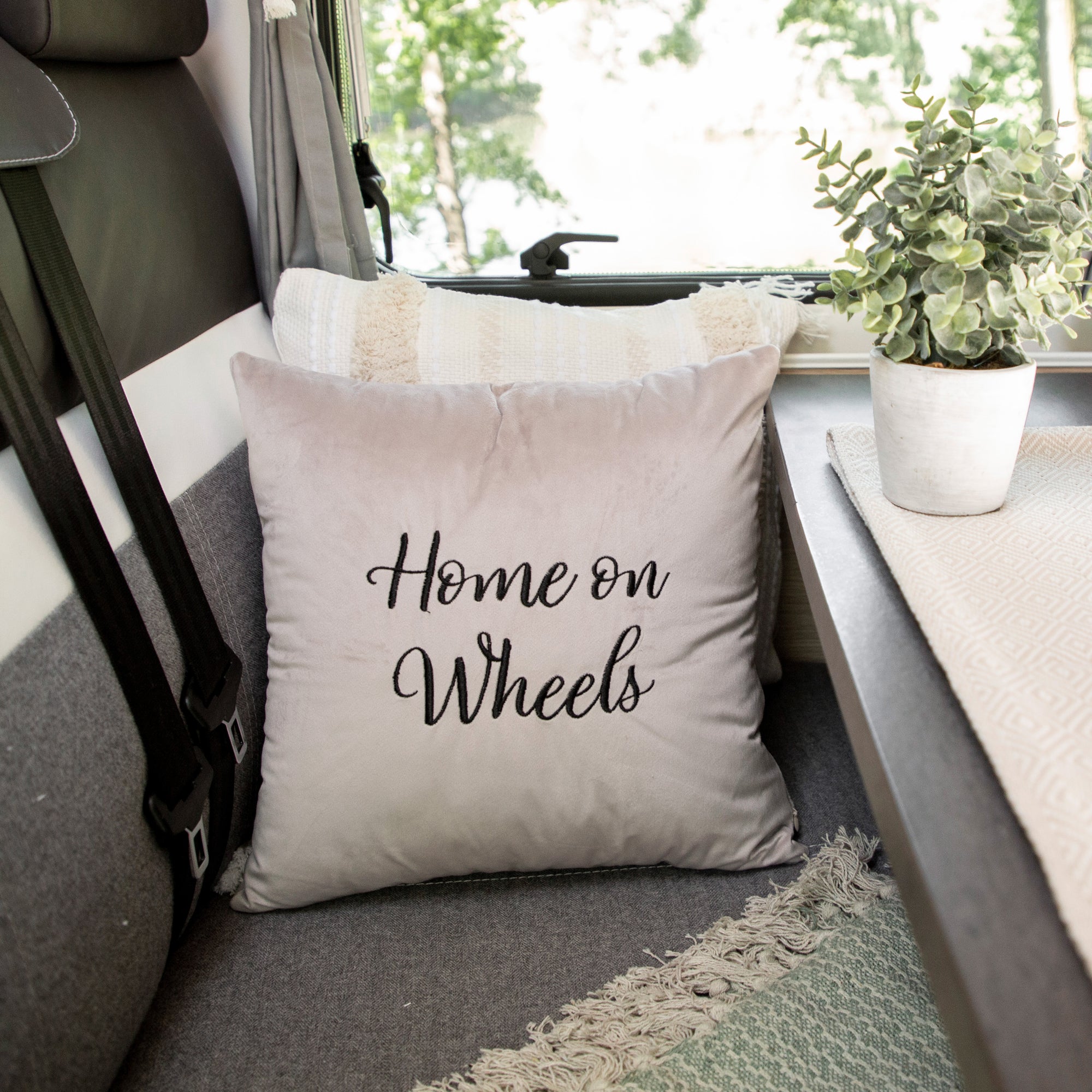 Camping Deko Kissen mit Stickerei Home On Wheels in Samtoptik champagnerfarben