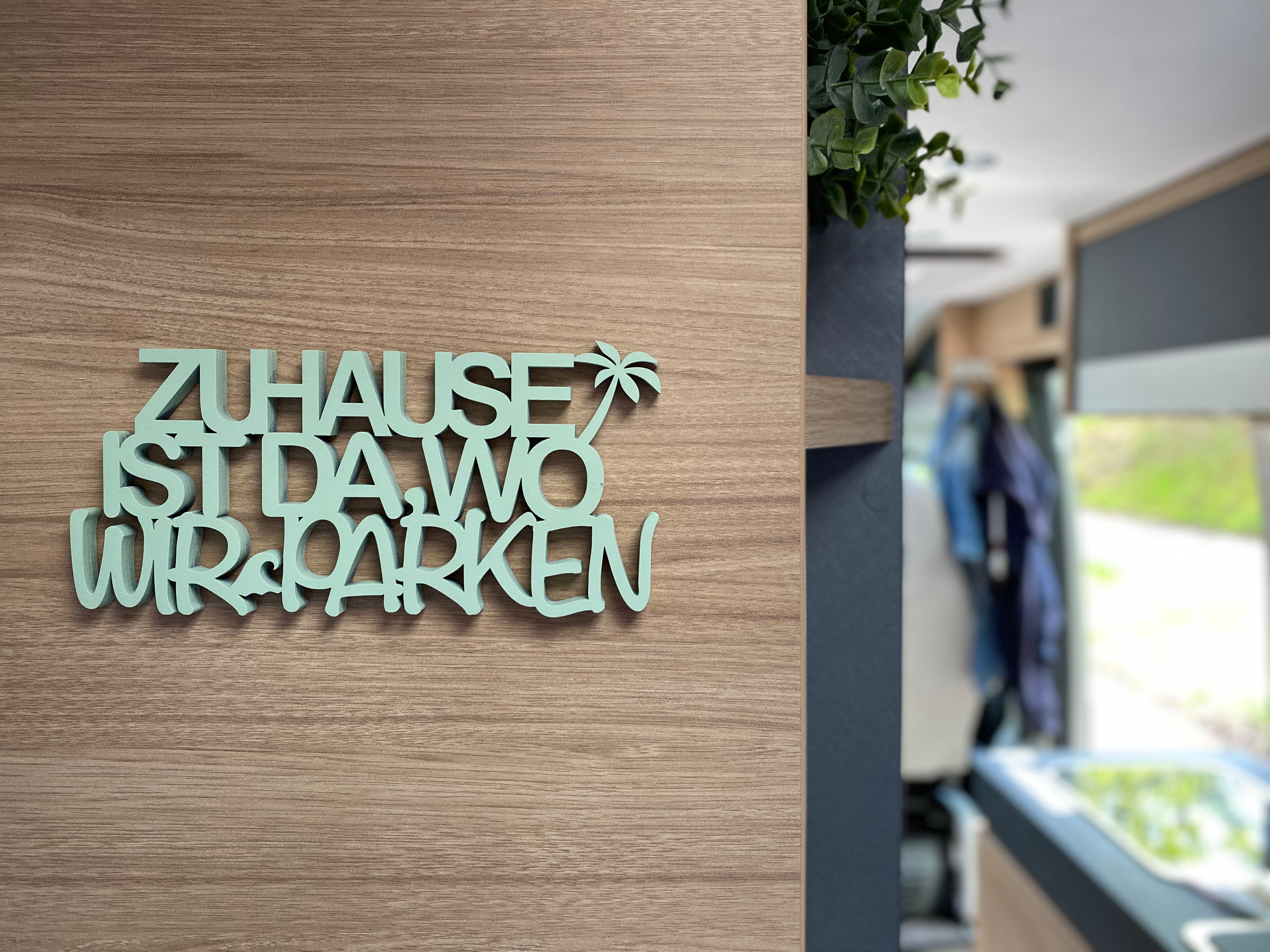 Holz-Schriftzug Zuhause ist da, wo wir parken