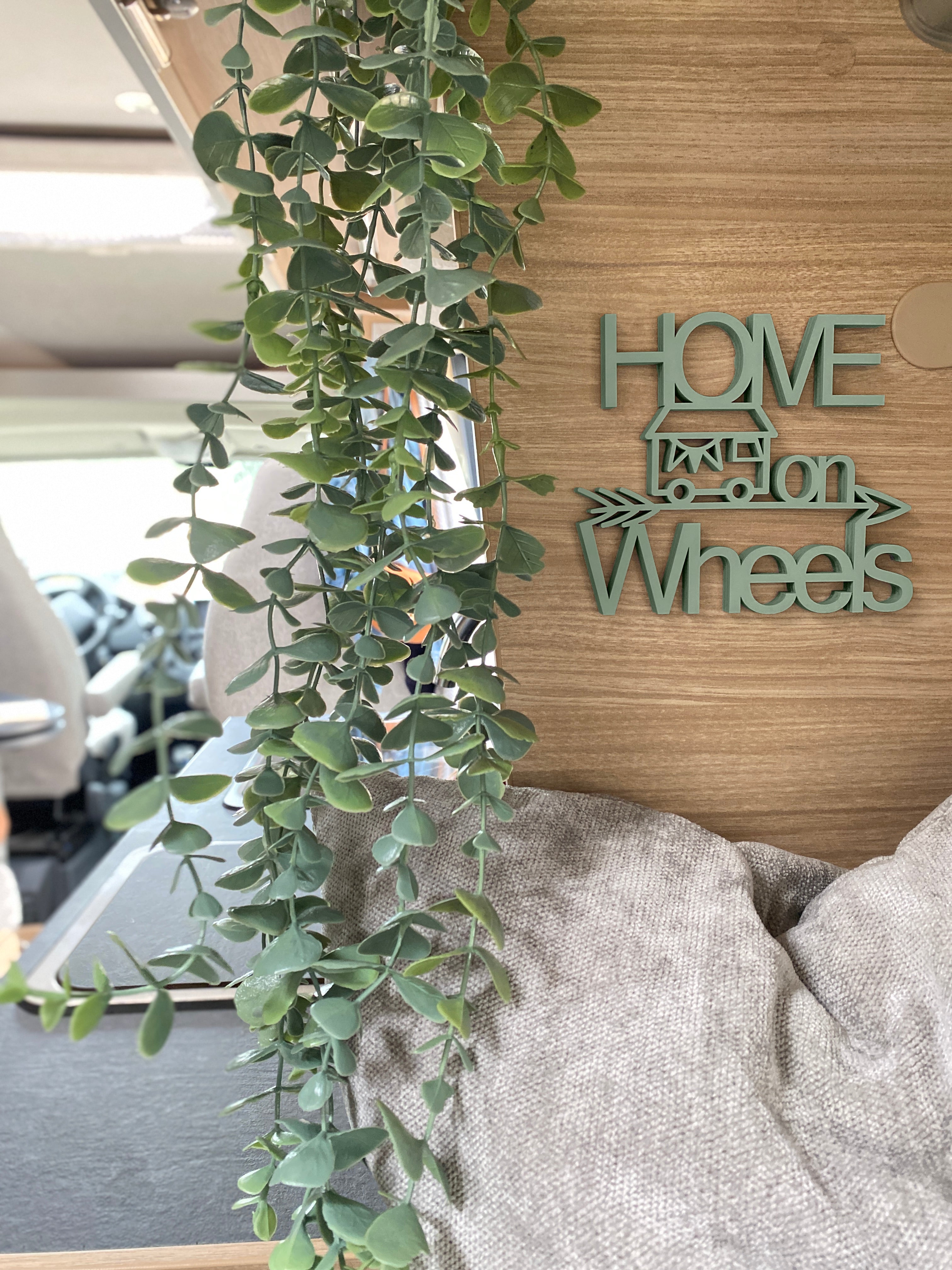 Holz-Schriftzug Home On Wheels