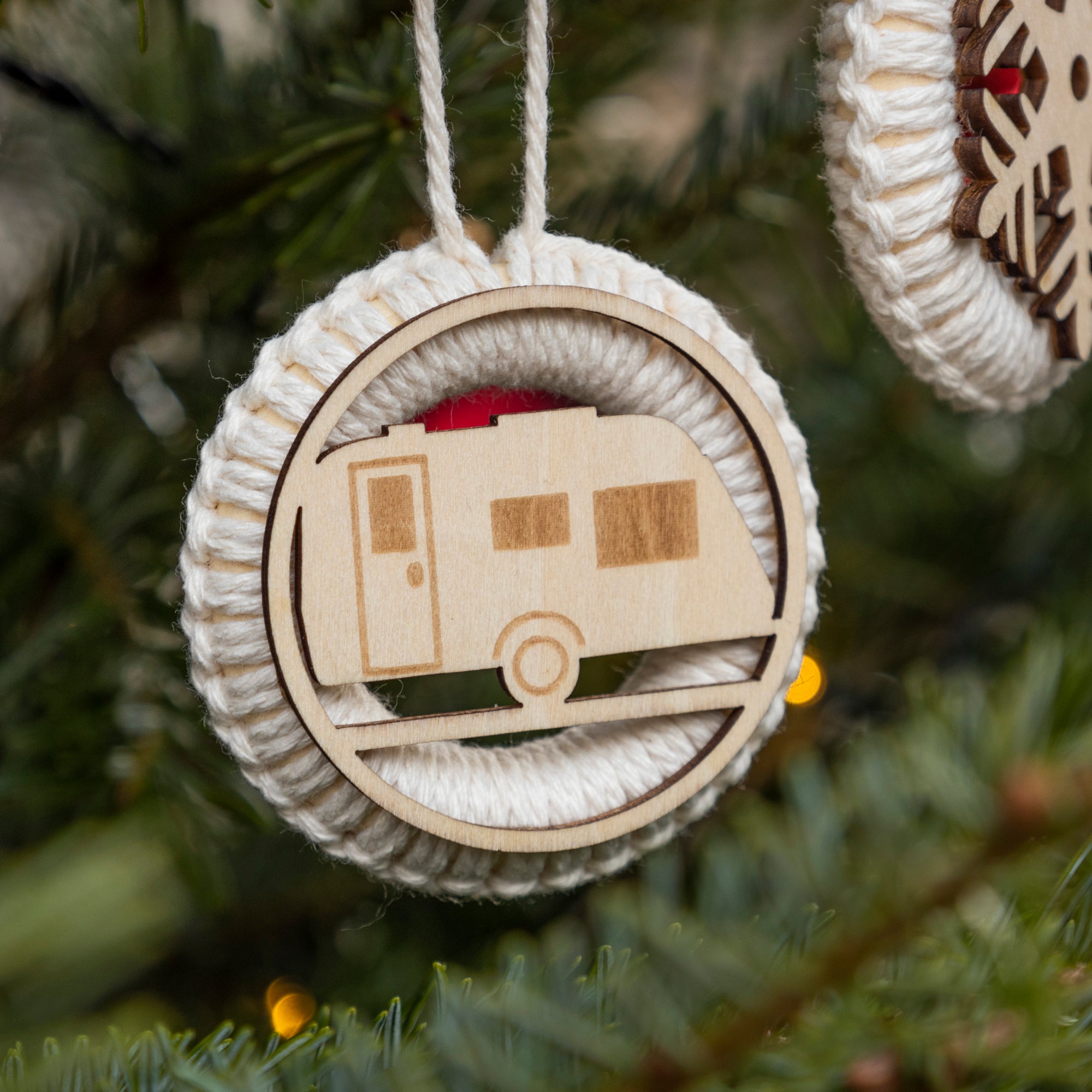 Nahansicht DIY Makramee Weihnachtsanhänger Wohnwagen