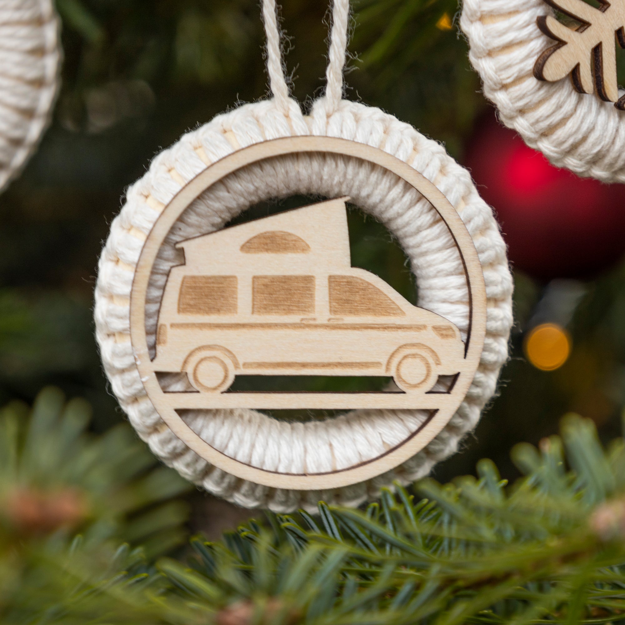 Nahansicht DIY Makramee Weihnachtsanhänger Bulli mit Aufstelldach