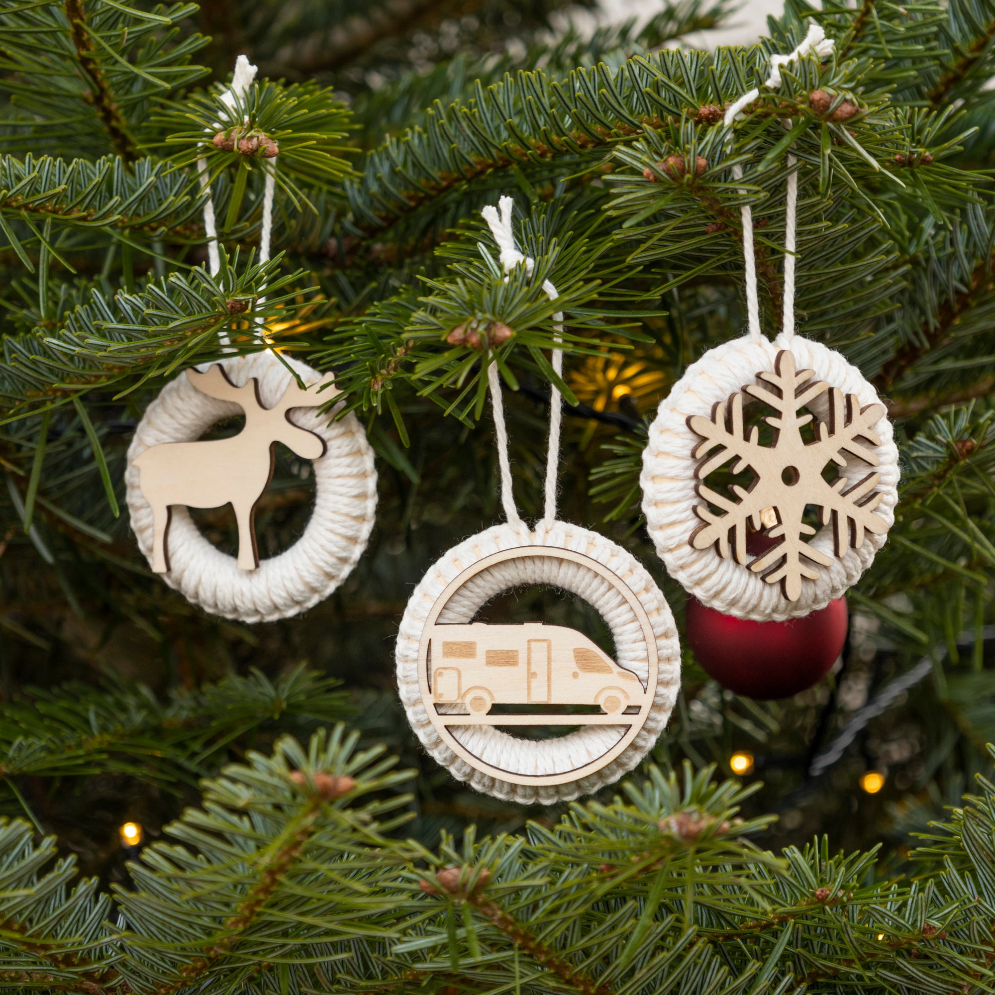 Nahansicht DIY Makramee Weihnachtsanhänger Flocke, Elche und Wohnmobil