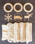 Bestandteile DIY Set Weihnachtsanhänger Camping mit Holzringen, Garn, Baumwollsäckchen und den drei Motiven Flocke, Elch & Kastenwagen