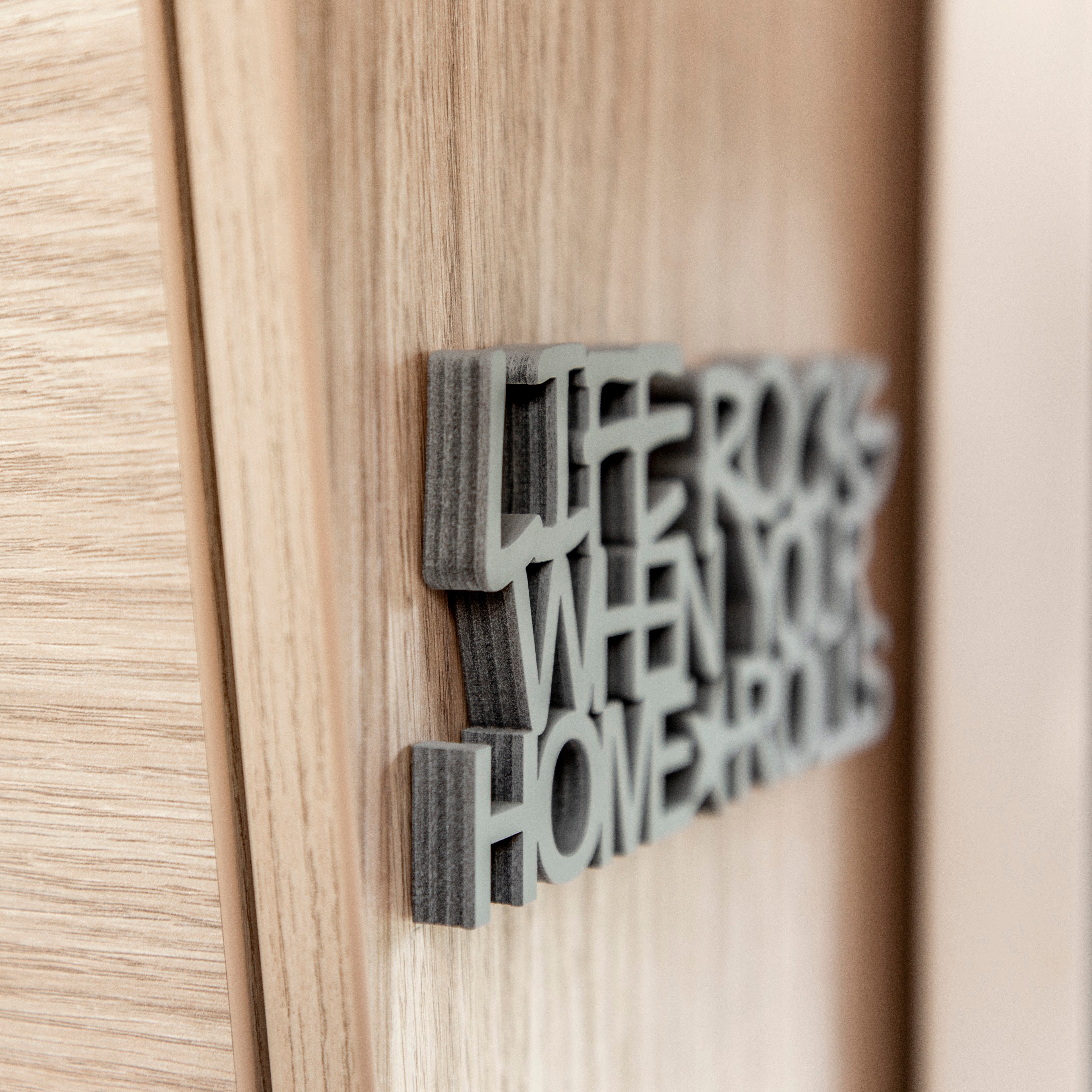 Holz-Schriftzug Life Rocks When Your Home Rolls